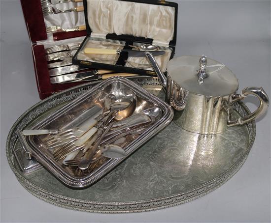 A plated teapot & sundry plated wares